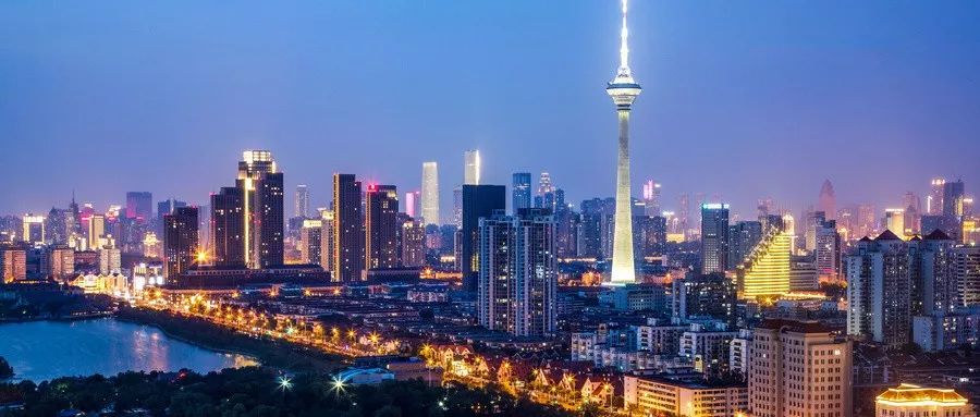 夜幕降临的天津街头风情画卷